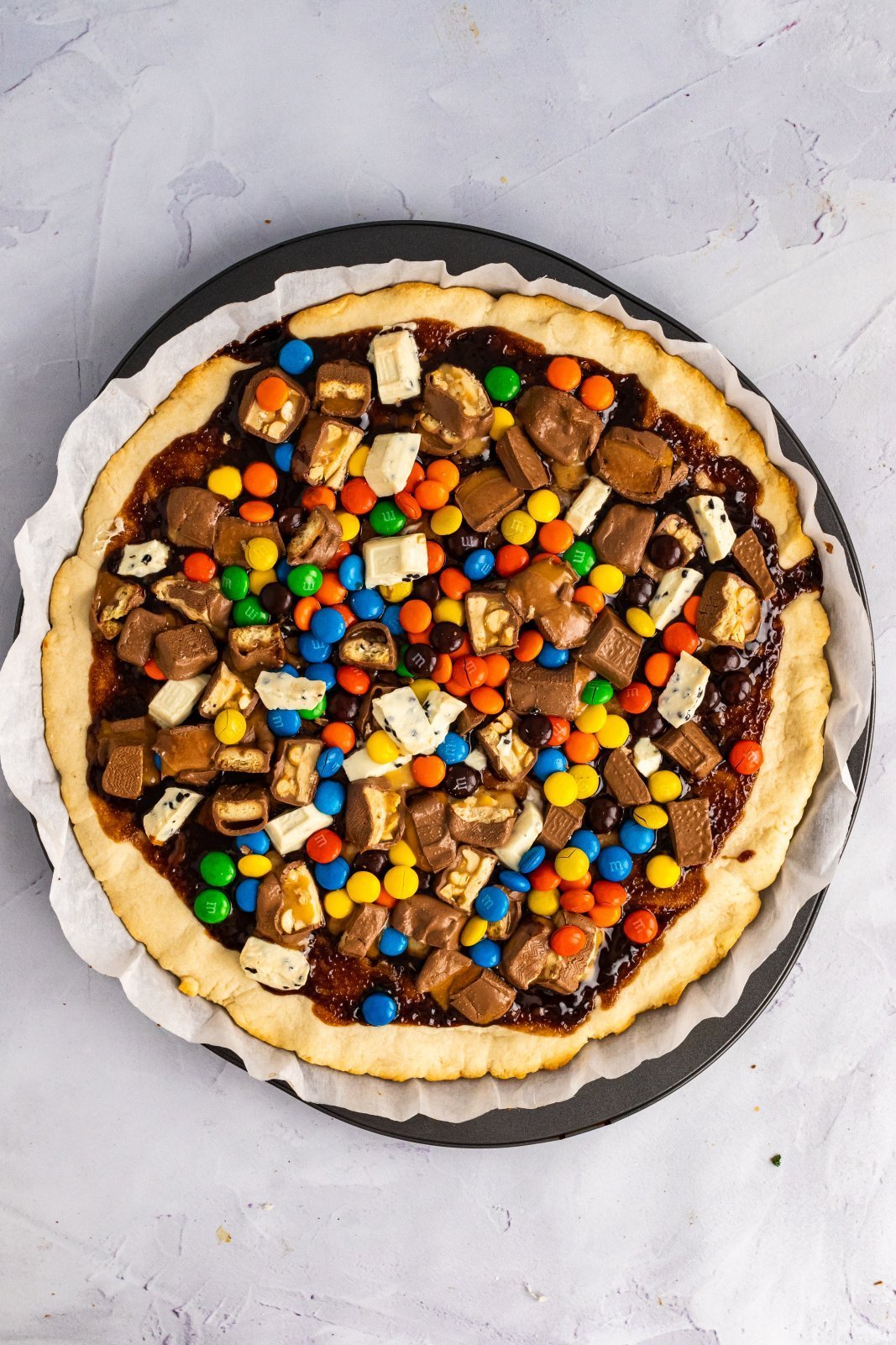 a cooked halloween candy cookie pizza is shown